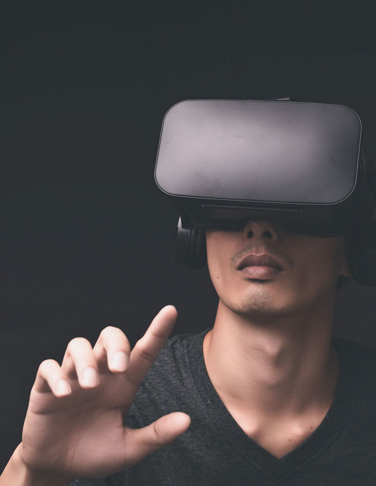 Mann trägt VR Brille und besichtigt das eigene Projekt virtuell